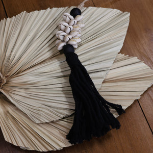 Small Cluster Shell Black Tassel